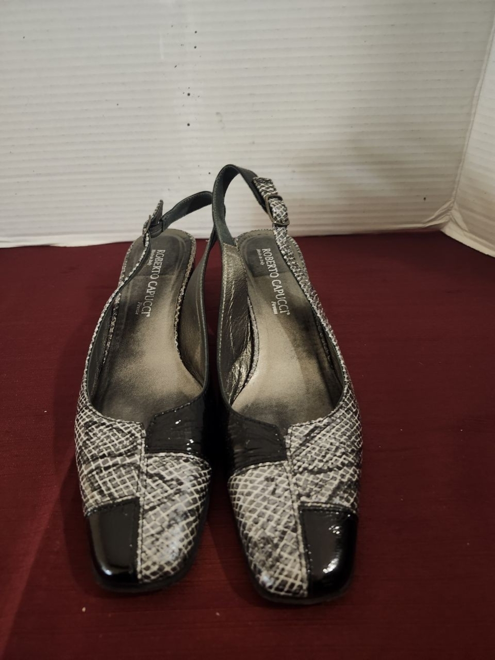 Women's Roberto  Capucci heel sandals size 9.5,Black & White Slingback Pumps